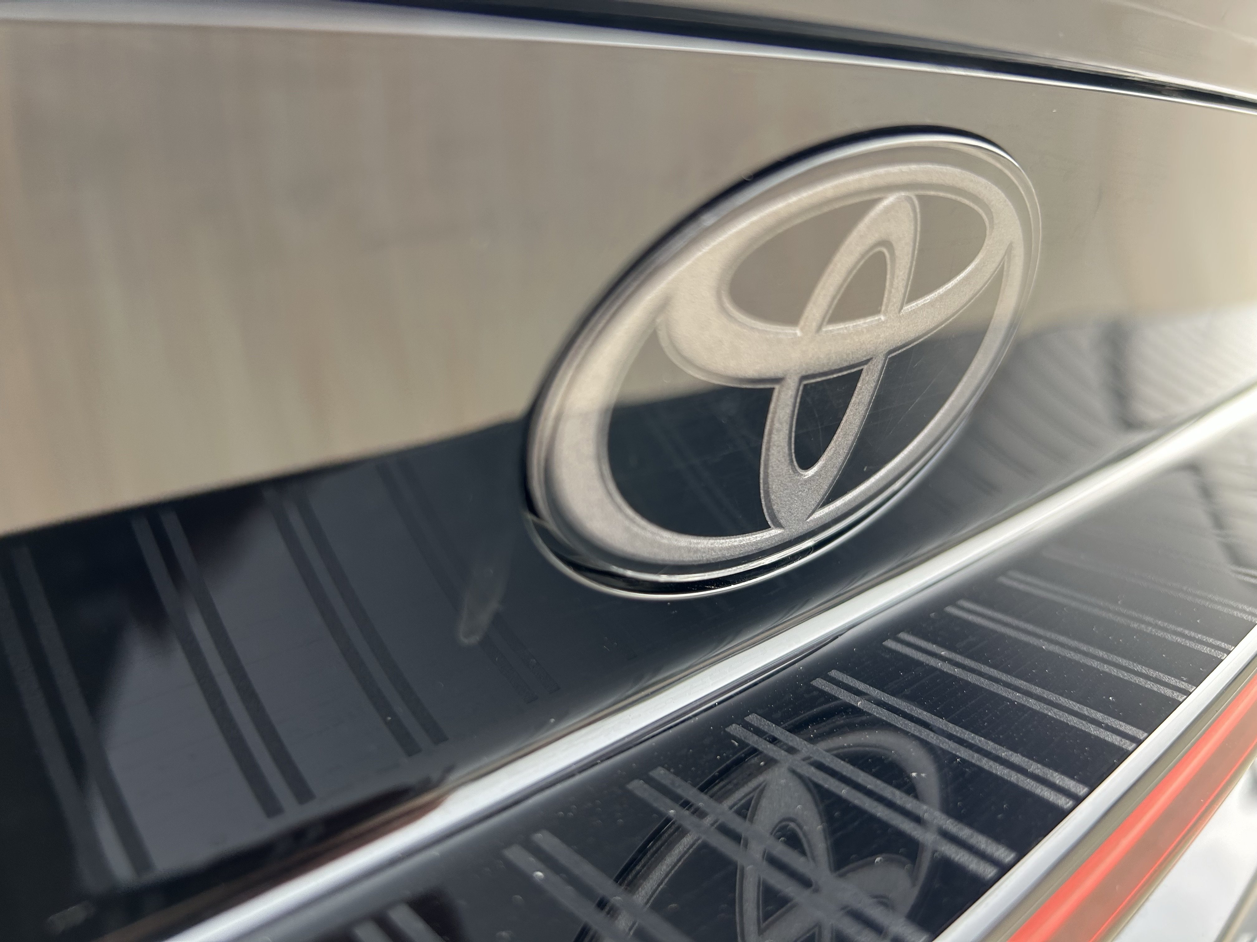 Used 2024 Toyota Prius LE FWD image 4