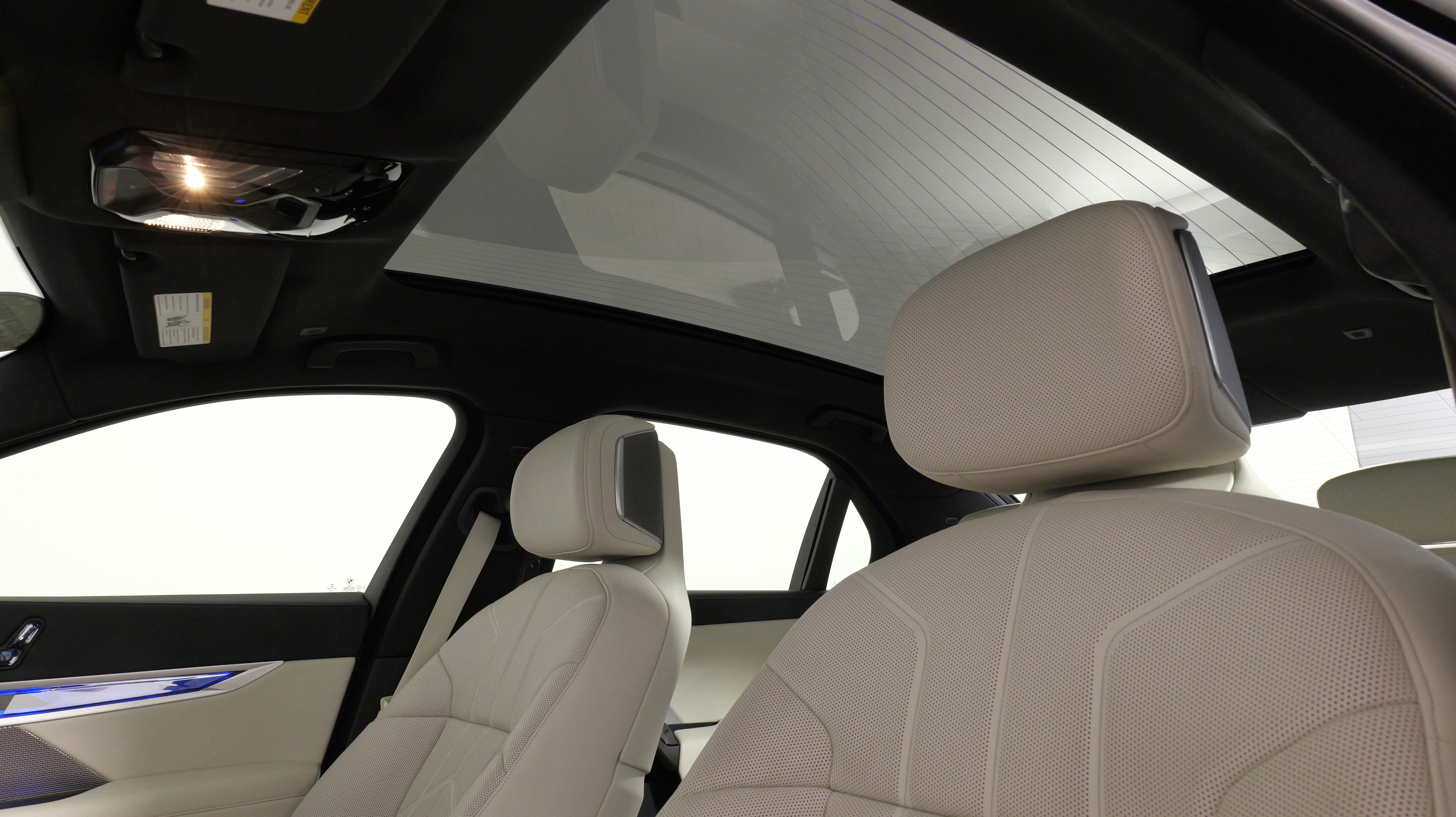 Used 2023 BMW 760i xDrive image 21