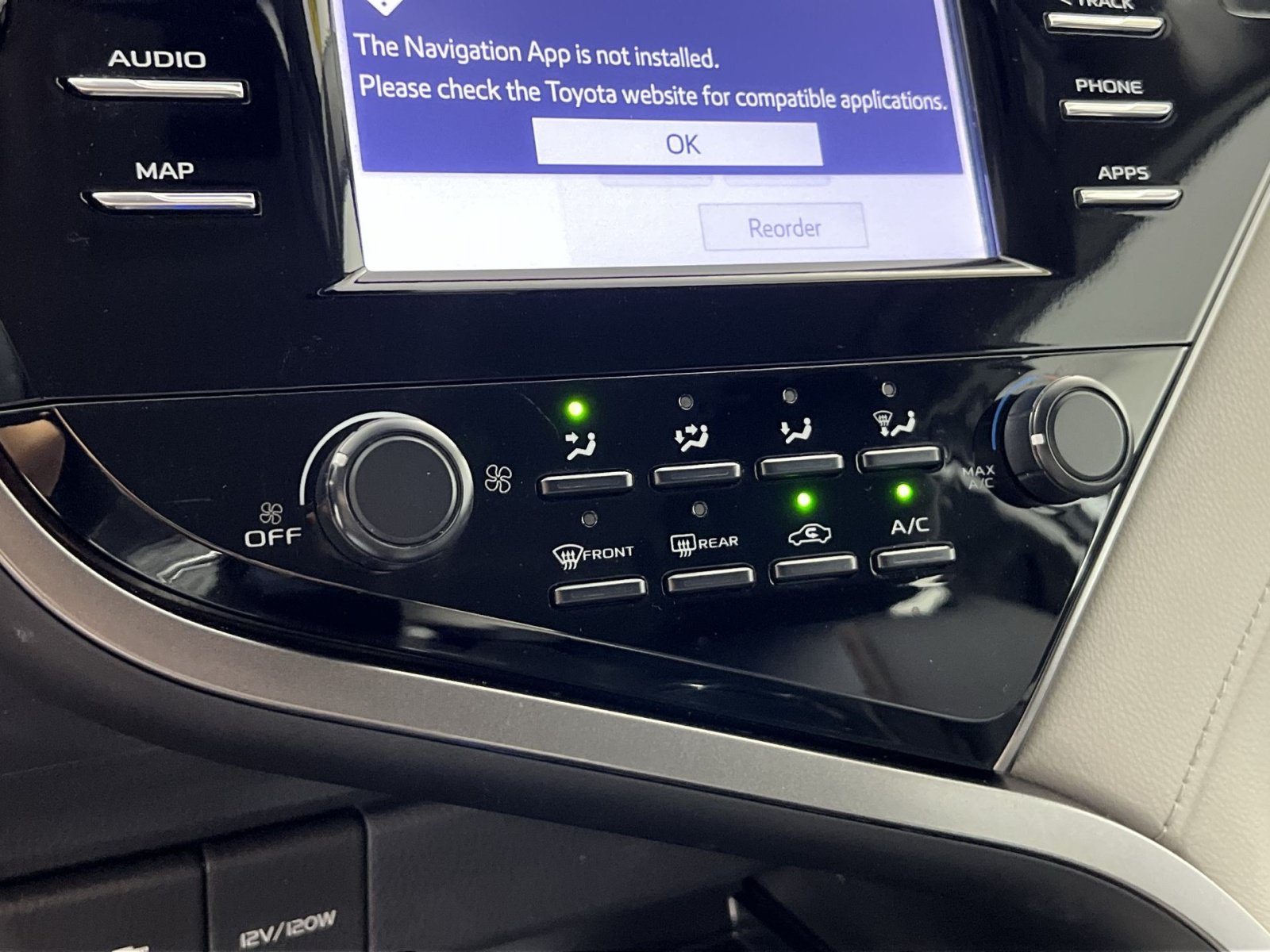 Used 2019 Toyota Camry LE FWD image 18