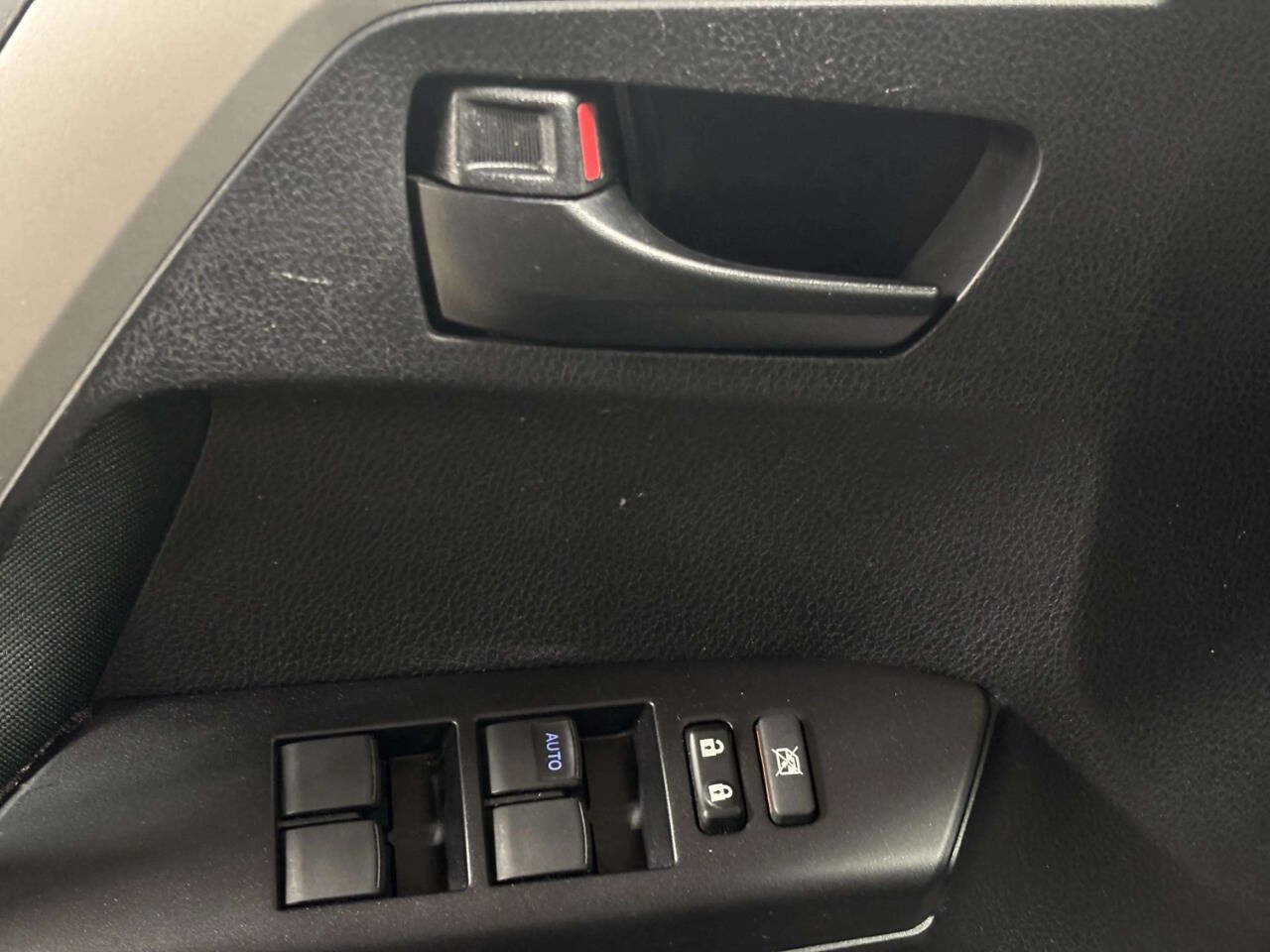 Used 2018 Toyota RAV4 LE w/ All Weather Liner Package AWD/4WD image 23