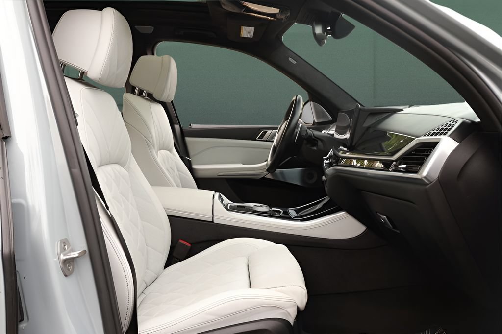Used 2024 BMW X5 M60i AWD/4WD image 25