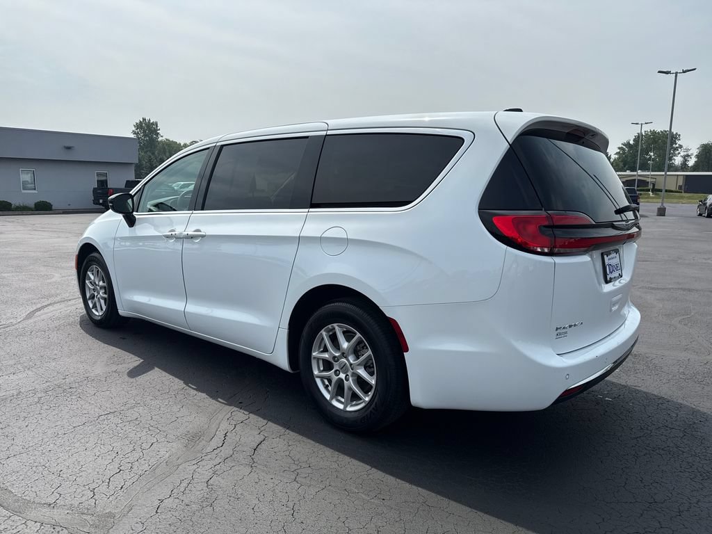 Used 2024 Chrysler Pacifica Touring-L FWD video 2