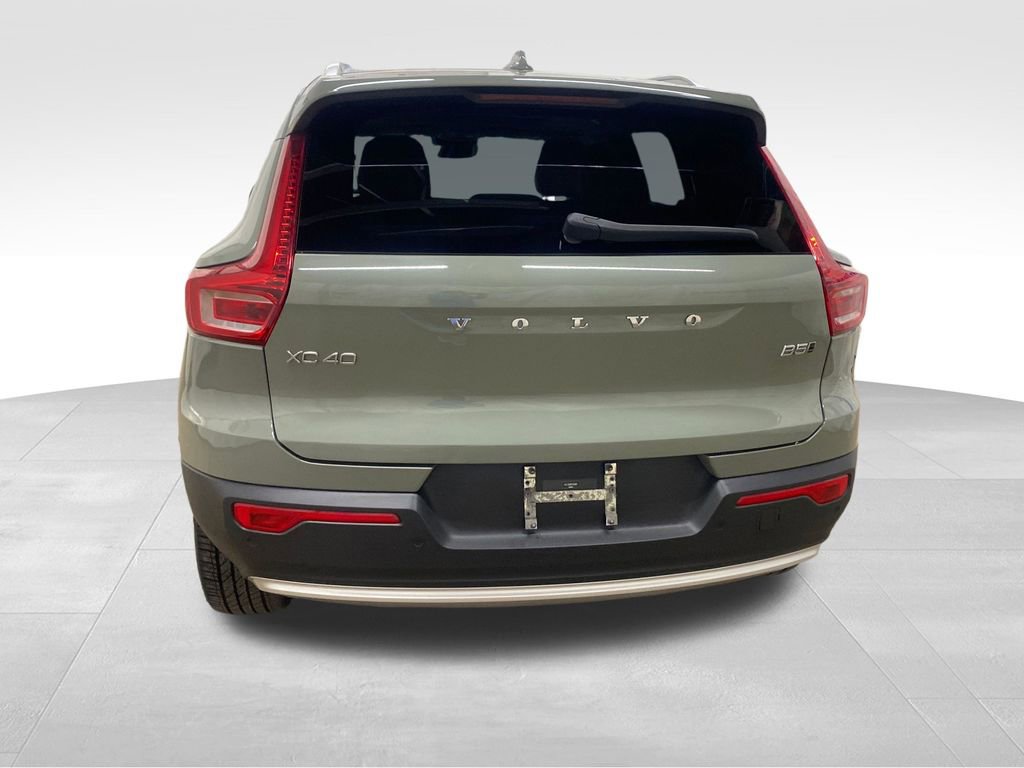 Used 2023 Volvo XC40 B5 Plus w/ Driver Assist Package AWD/4WD image 6