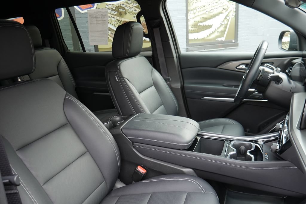 Used 2025 Chevrolet Traverse LT w/ Enhanced Driving Package AWD/4WD image 9