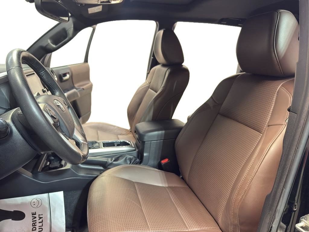 Used 2016 Toyota Tacoma Limited w/ Towing Package image 15