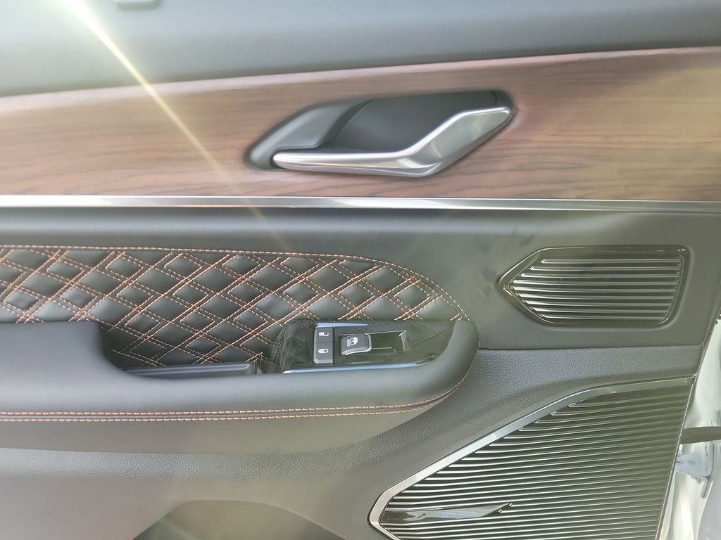 Used 2025 Jeep Grand Cherokee Summit w/ Obsidian Package image 9