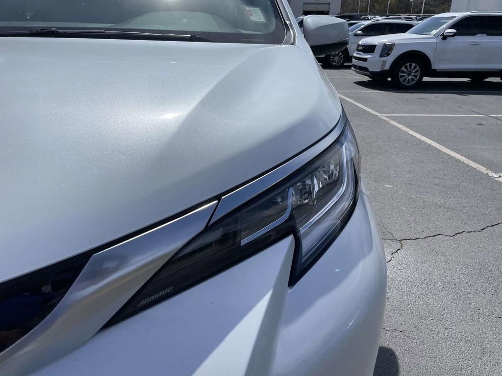 Used 2023 Toyota Sienna Limited image 13