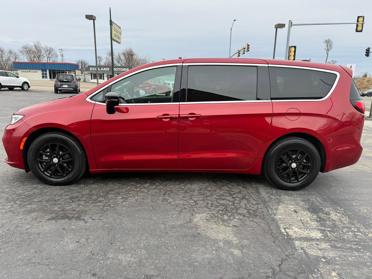 Used 2025 Chrysler Pacifica Select image 2