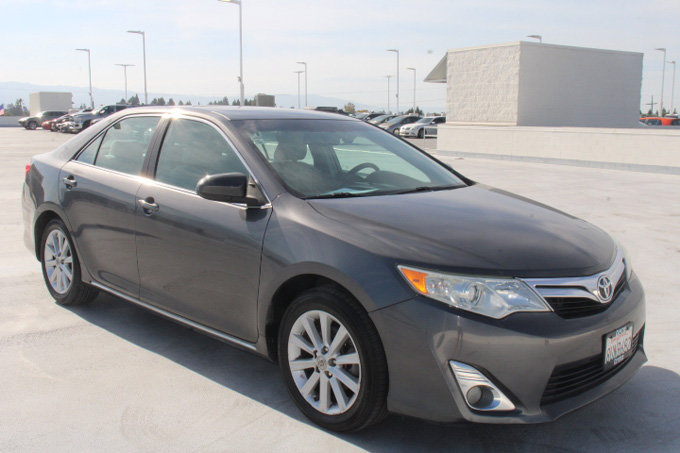 Used 2012 Toyota Camry XLE w/ Convenience Pkg FWD image 2