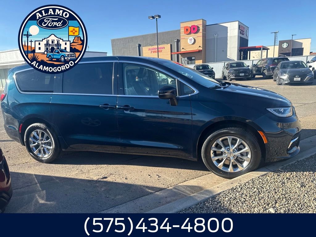 Used 2023 Chrysler Pacifica Touring-L w/ Uconnect Theater Family Group image 14