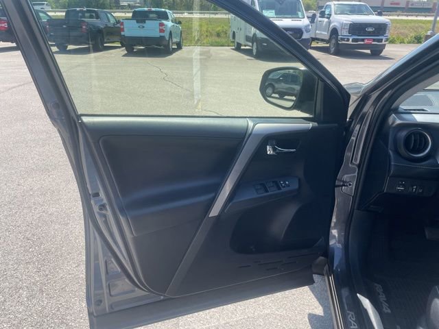 Used 2018 Toyota RAV4 XLE AWD/4WD image 18
