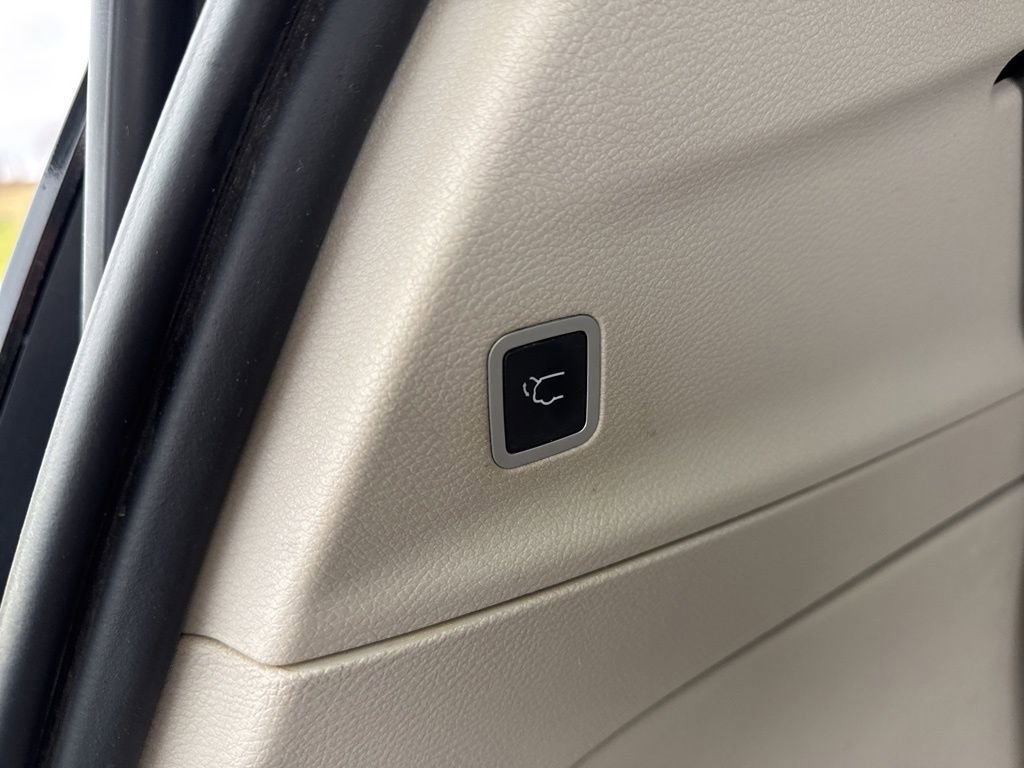 Used 2017 Chrysler Pacifica Touring-L Plus w/ Tire & Wheel Group image 14