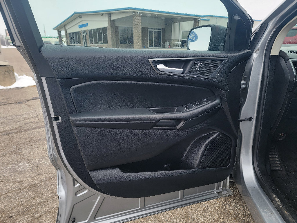 Used 2020 Ford Edge SE image 9