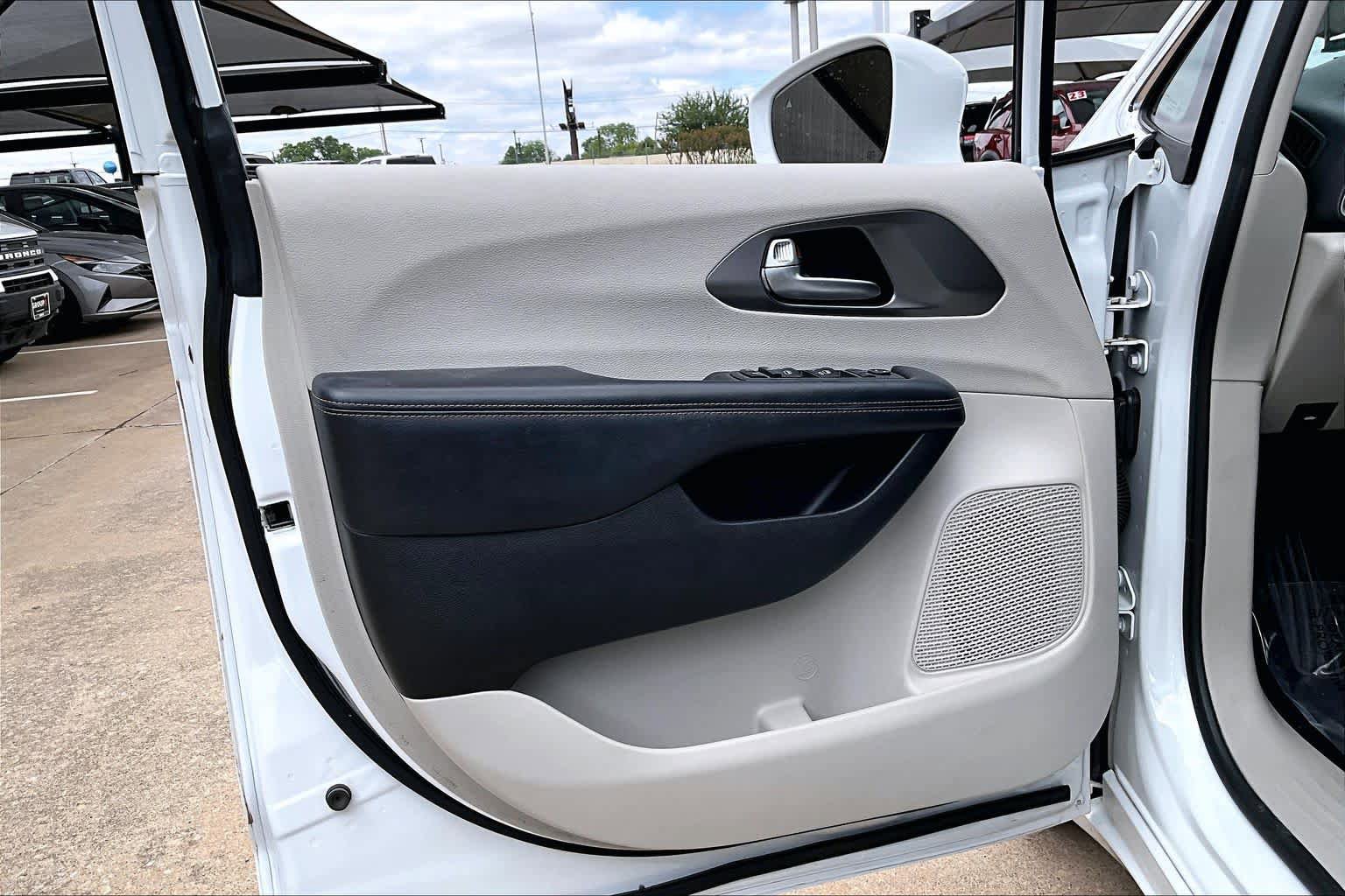Used 2020 Chrysler Pacifica Touring FWD image 23