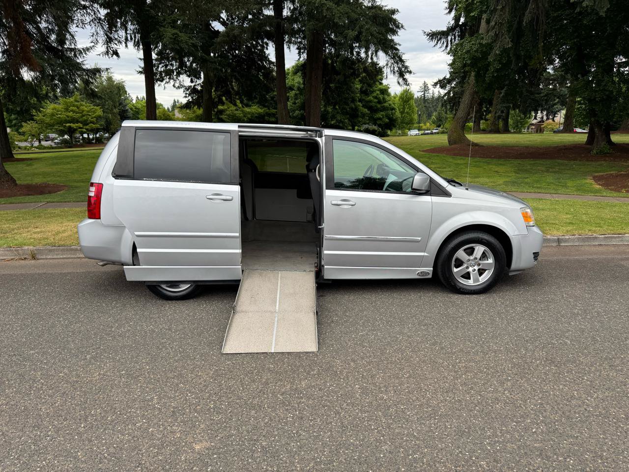 Used 2008 Dodge Grand Caravan SXT FWD image 2