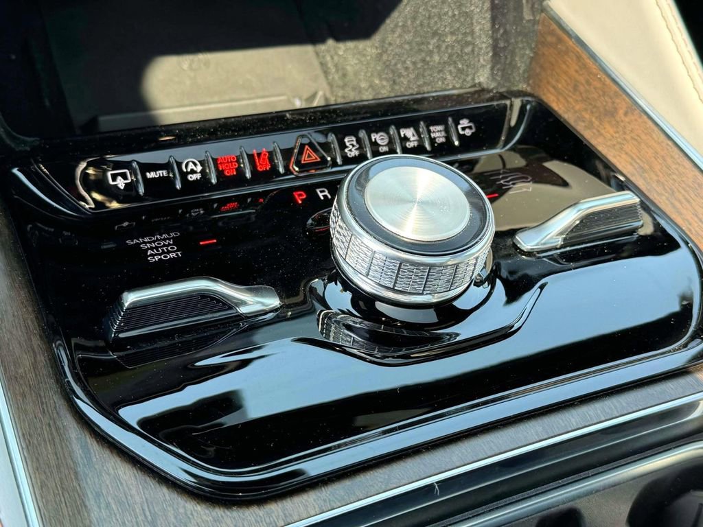 Certified 2025 Jeep Grand Wagoneer 4WD image 31