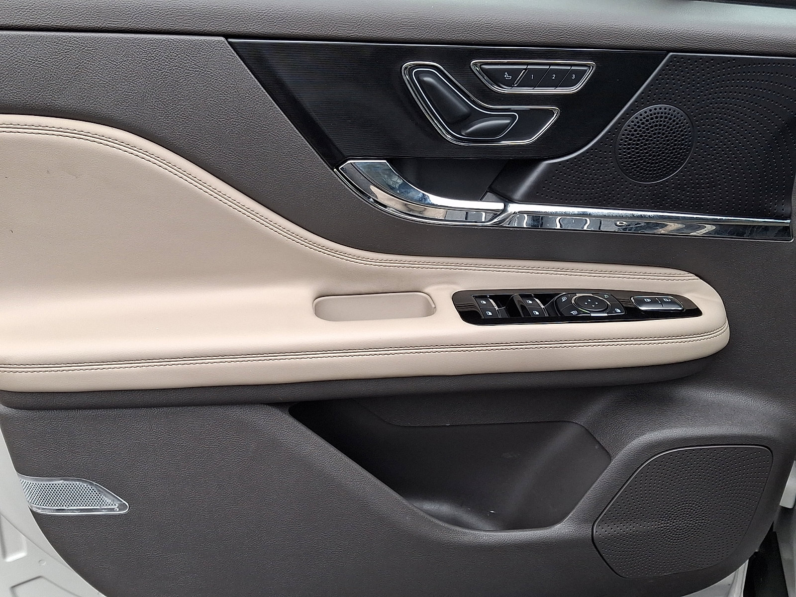 Used 2024 Lincoln Corsair AWD w/ Equipment Group 101A image 13