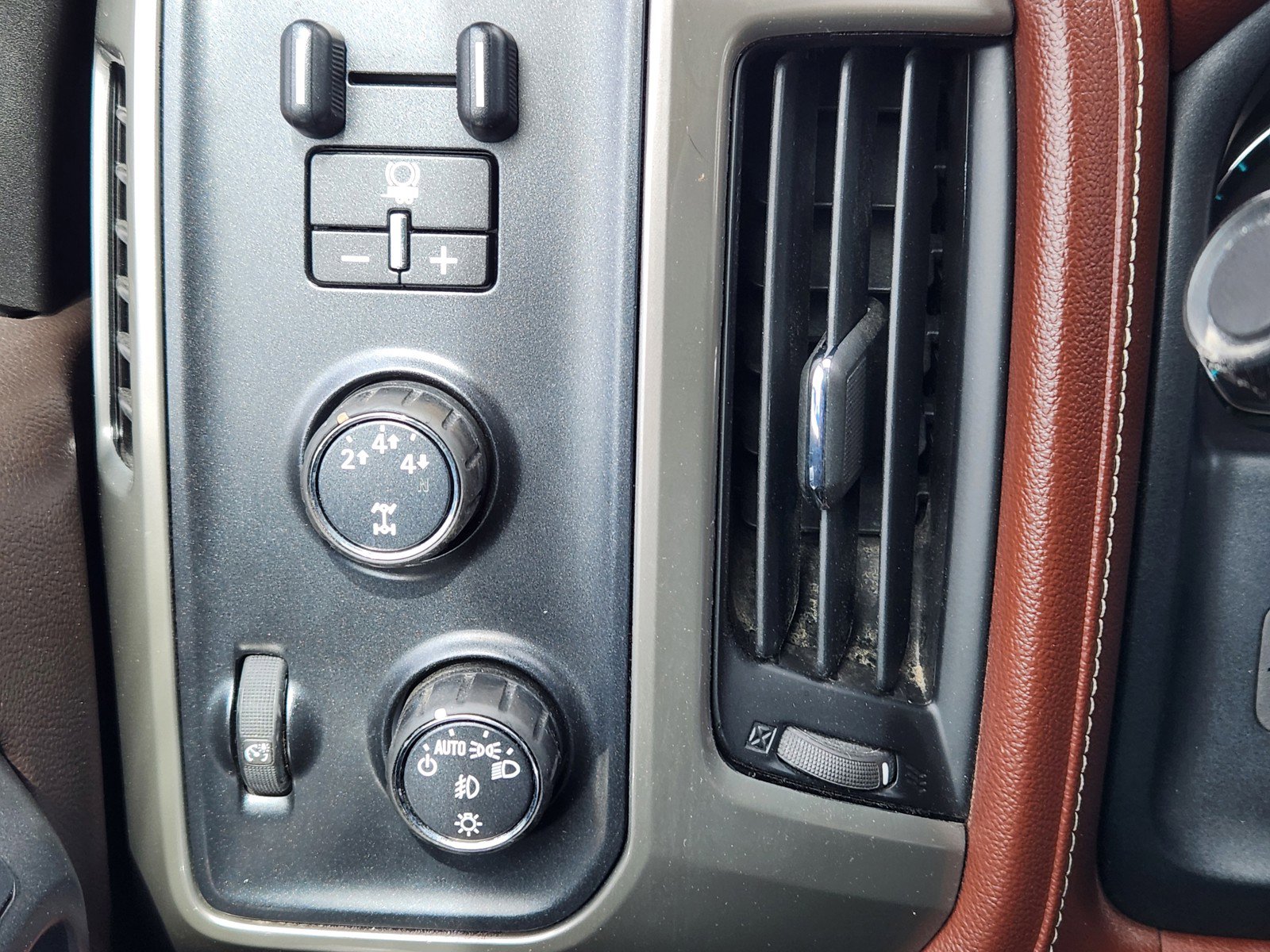 Used 2016 Chevrolet Silverado 2500 High Country w/ Duramax Plus Package image 17