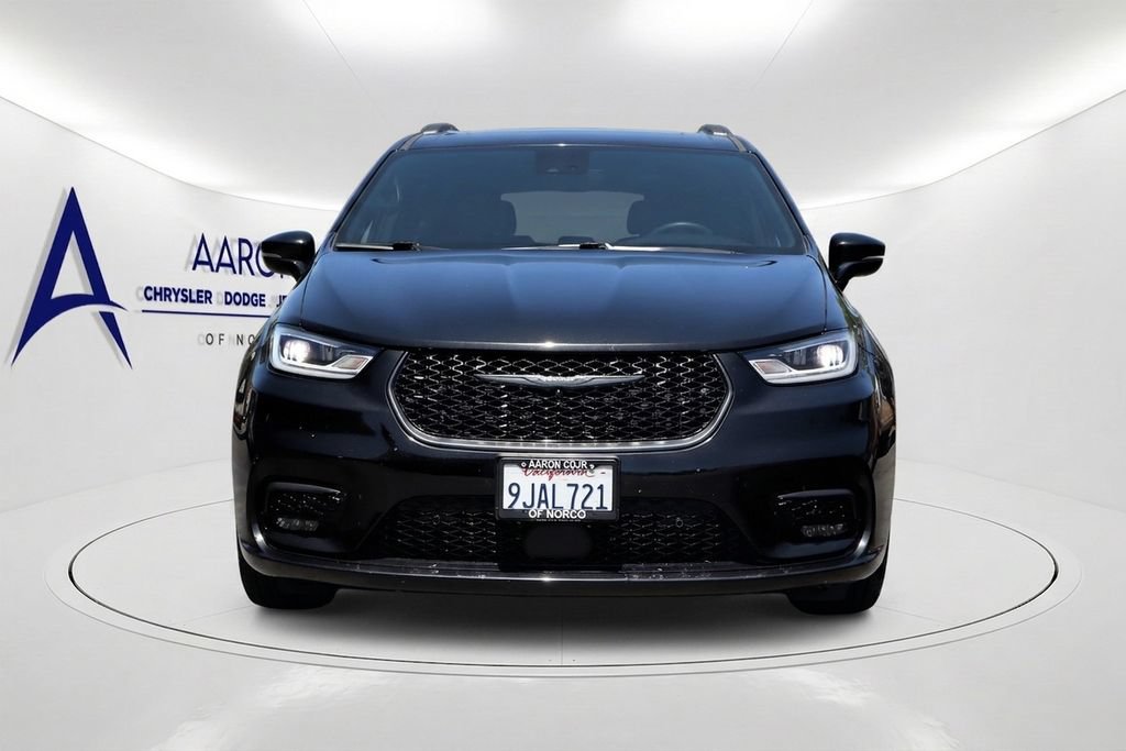Used 2024 Chrysler Pacifica Premium FWD image 2