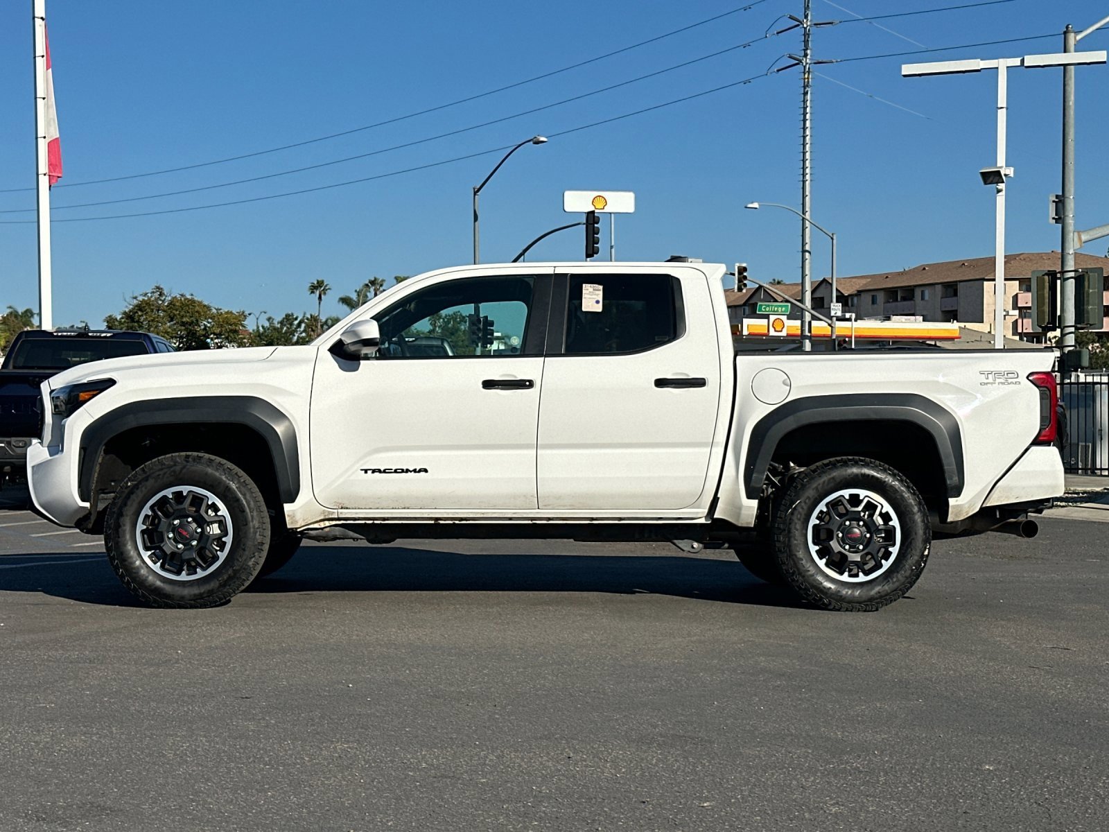 Used 2025 Toyota Tacoma TRD Off-Road image 2