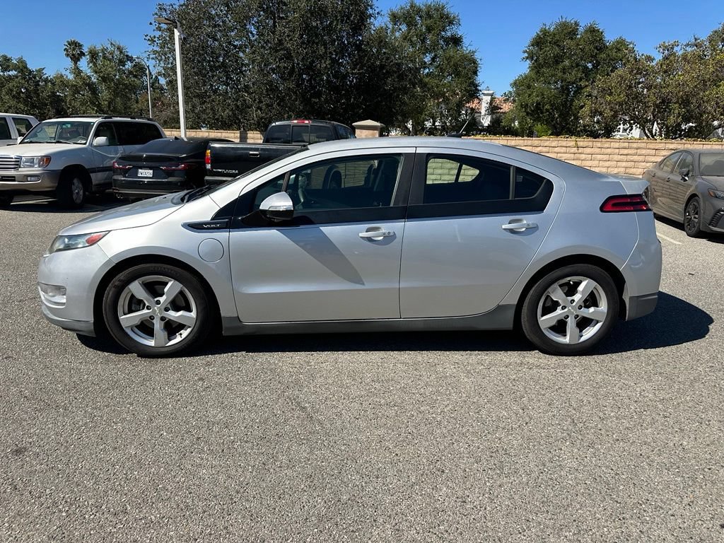 Used 2014 Chevrolet Volt Premium w/ Premium Trim Package FWD image 2