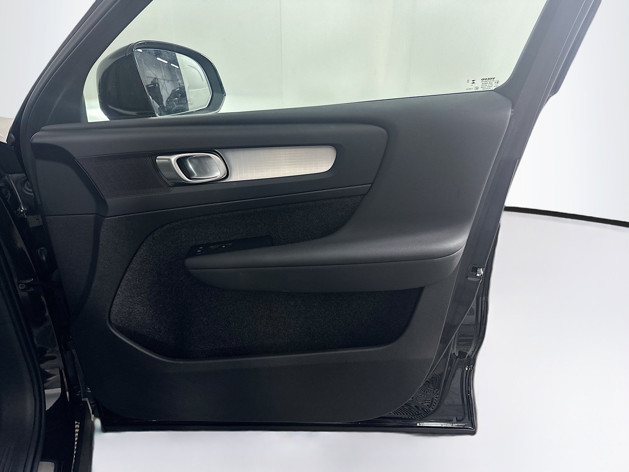 Used 2025 Volvo XC40 B5 Core AWD/4WD image 33