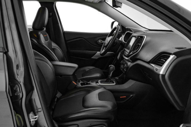 Used 2017 Jeep Cherokee Trailhawk w/ Cold Weather Group image 28