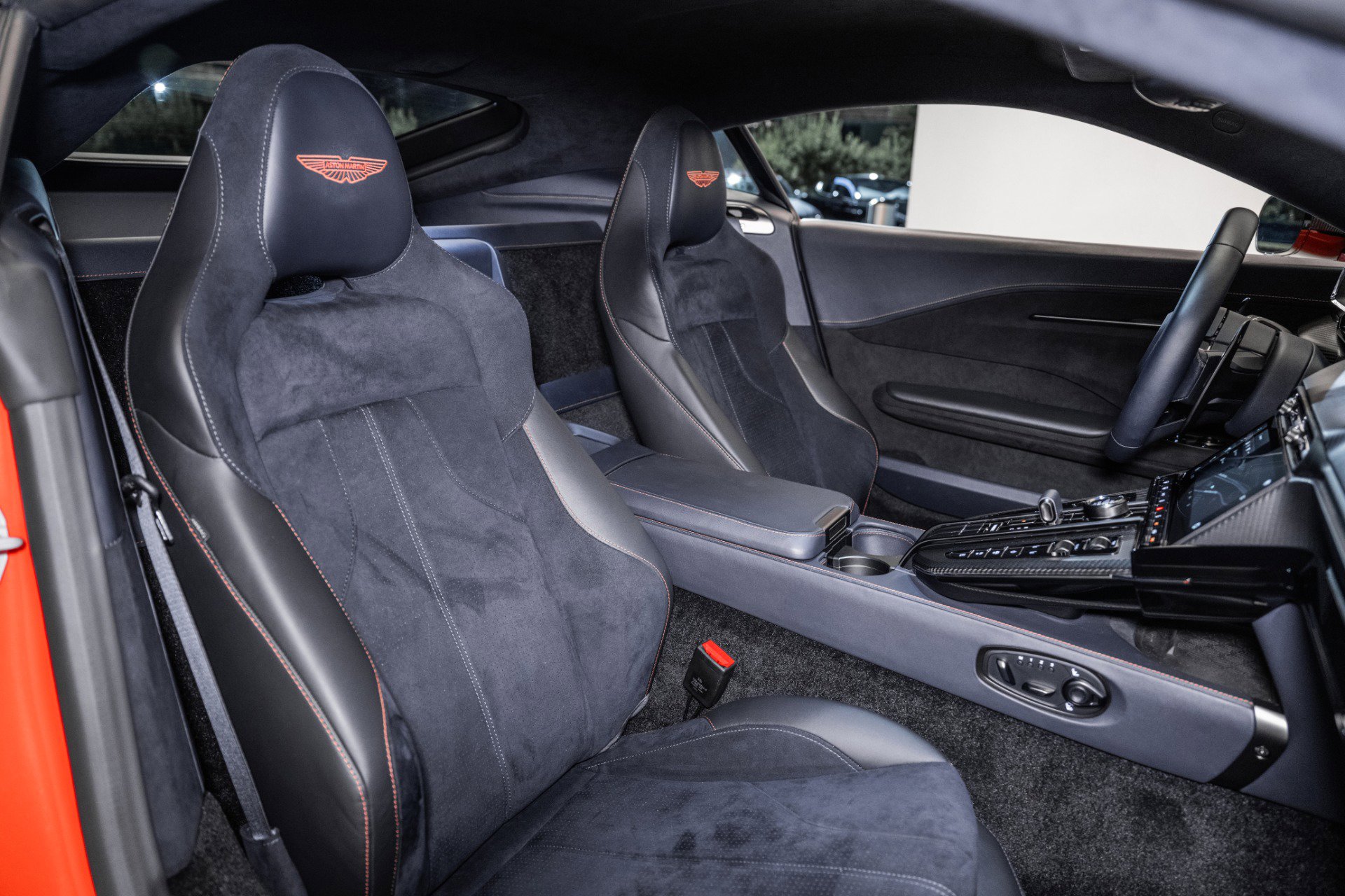 Used 2025 Aston Martin V8 Vantage Coupe image 16