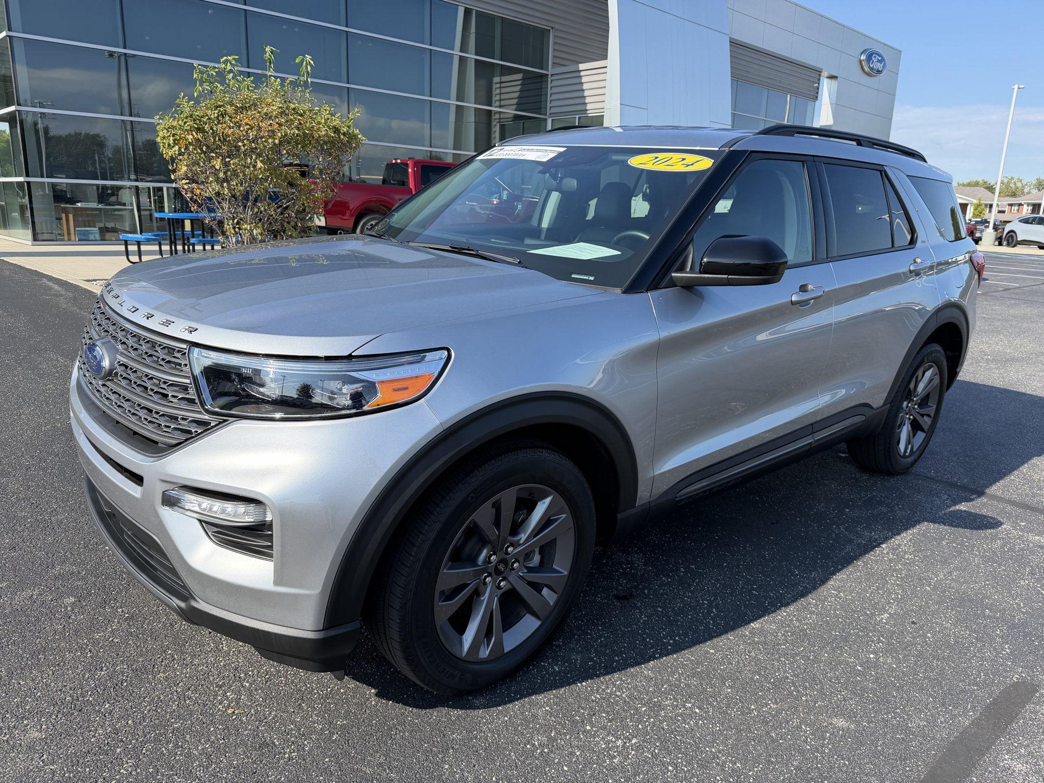 Used 2024 Ford Explorer XLT w/ Equipment Group 202A AWD/4WD image 2