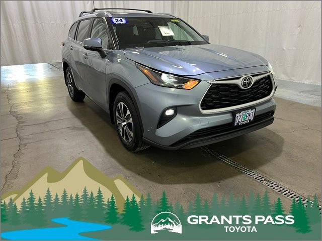 Used 2024 Toyota Highlander XLE AWD/4WD image 1
