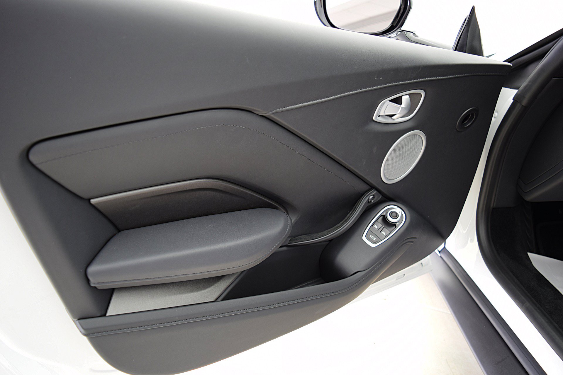 Used 2023 Aston Martin V8 Vantage Roadster RWD image 29