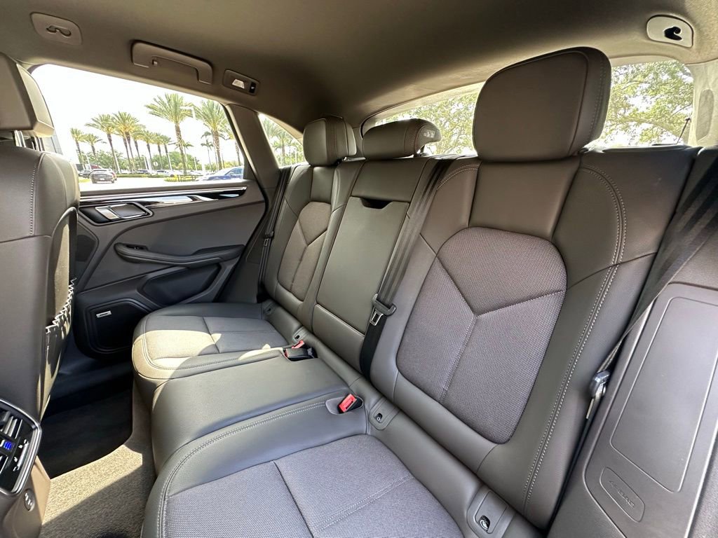 Certified 2022 Porsche Macan AWD/4WD image 36