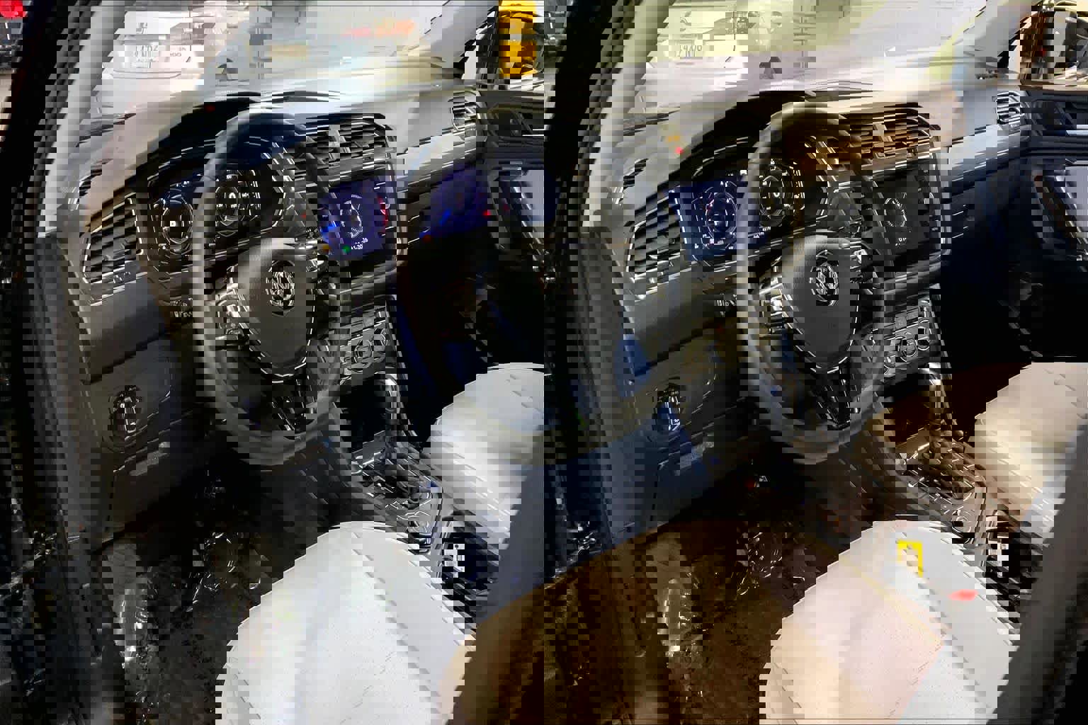 Used 2020 Volkswagen Tiguan SEL image 18