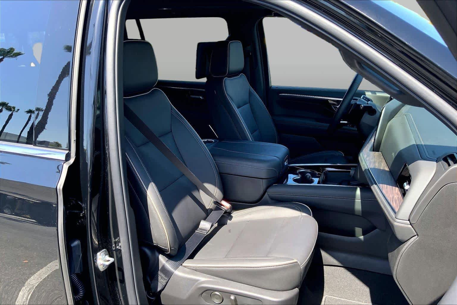 Used 2025 Chevrolet Suburban Premier RWD image 8