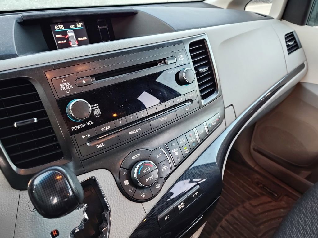 Used 2014 Toyota Sienna SE image 9