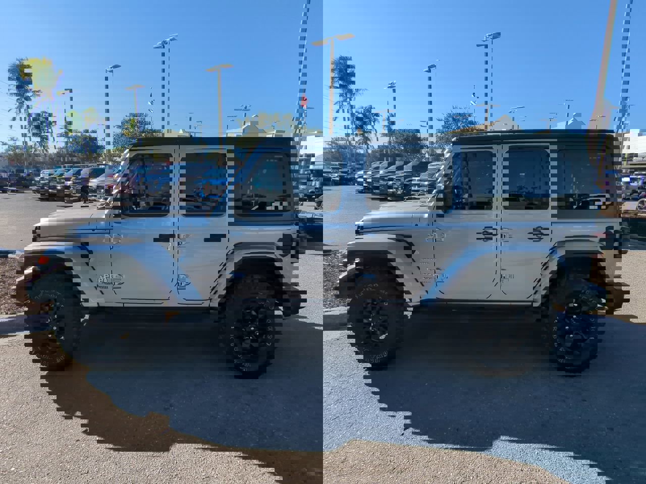 Used 2019 Jeep Wrangler Unlimited Sahara w/ Safety Group image 8