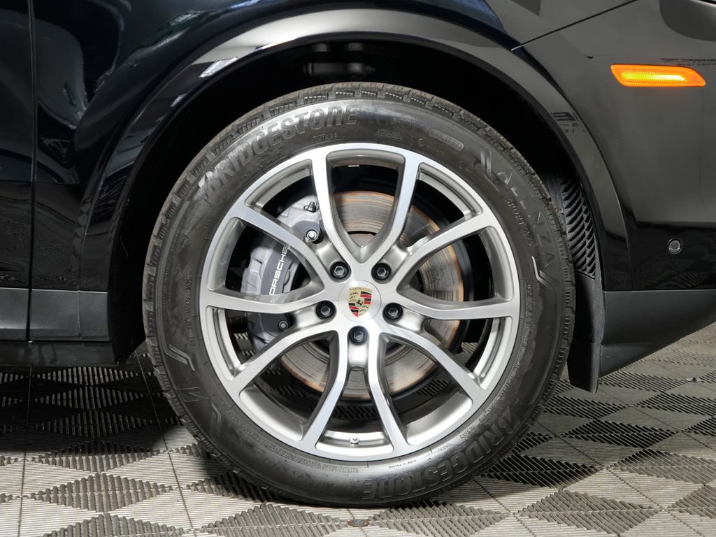Certified 2024 Porsche Cayenne AWD/4WD image 17