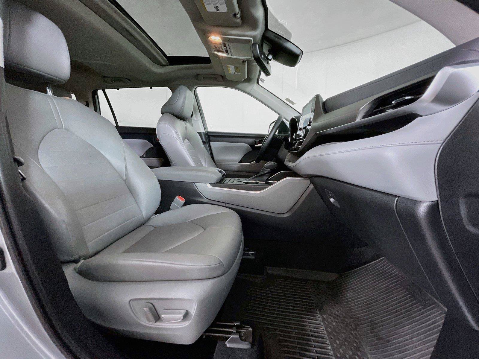 Used 2022 Toyota Highlander XLE AWD/4WD image 33