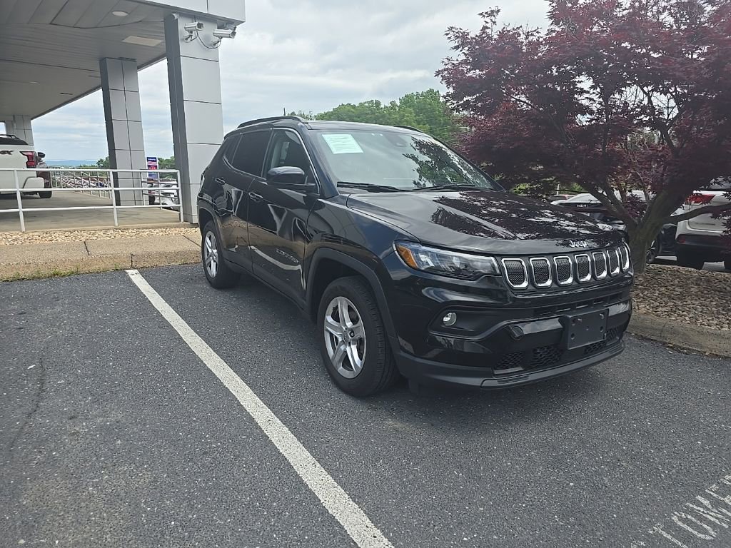 Used 2022 Jeep Compass Latitude w/ Sun and Sound Group AWD/4WD image 2