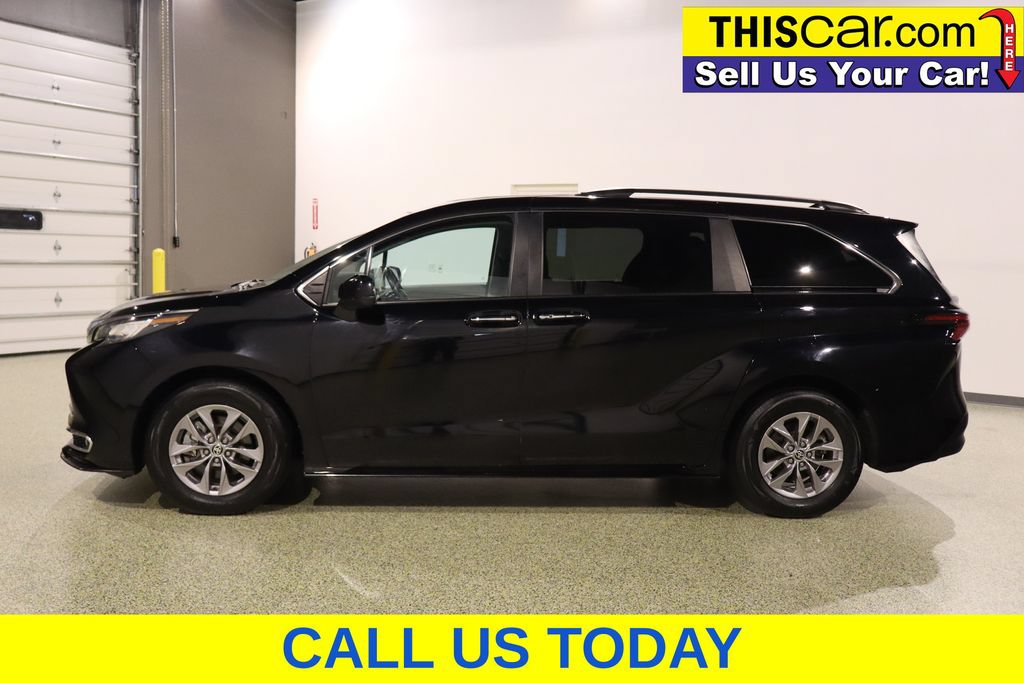Used 2023 Toyota Sienna XLE FWD image 6