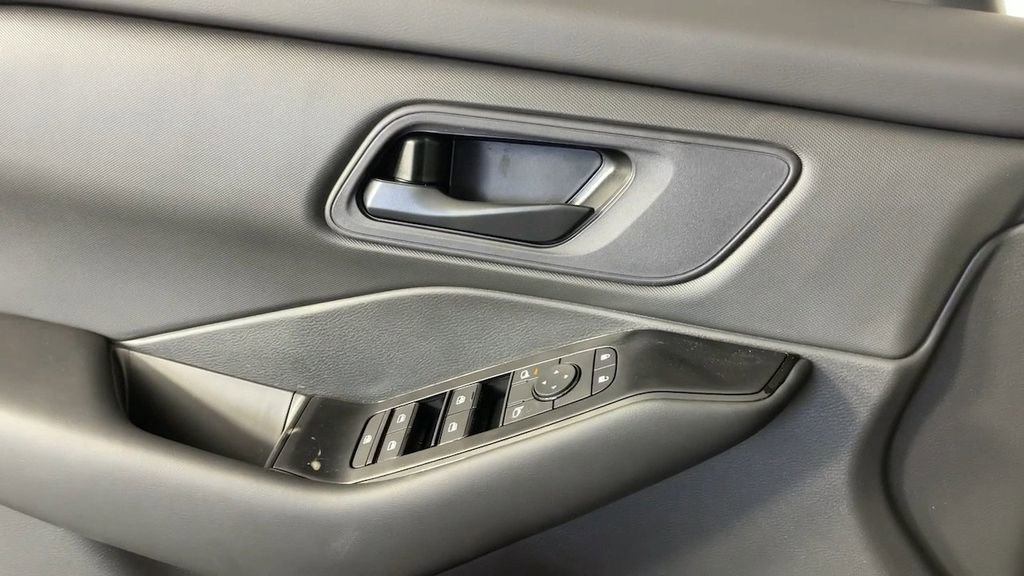 New 2025 Nissan Rogue S image 27