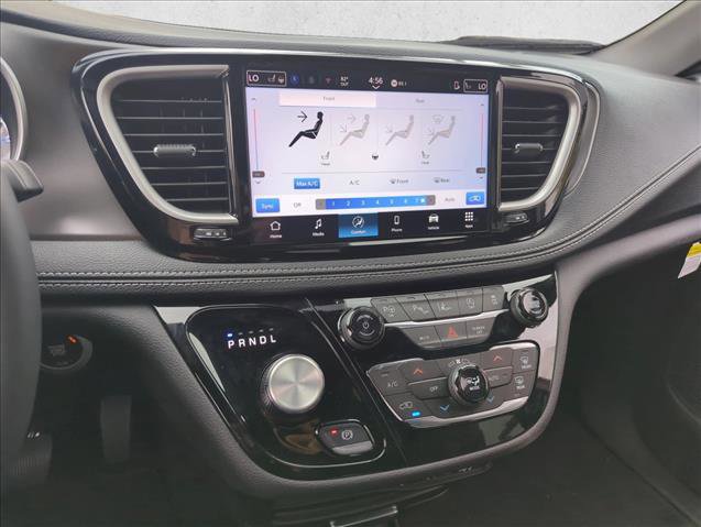 Used 2025 Chrysler Pacifica Select image 14