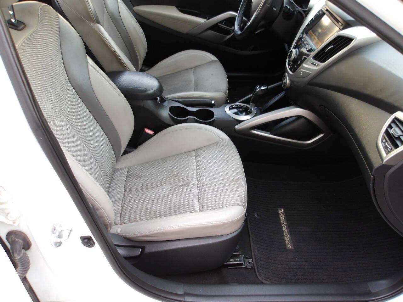 Used 2013 Hyundai Veloster w/ Tech Pkg FWD image 8