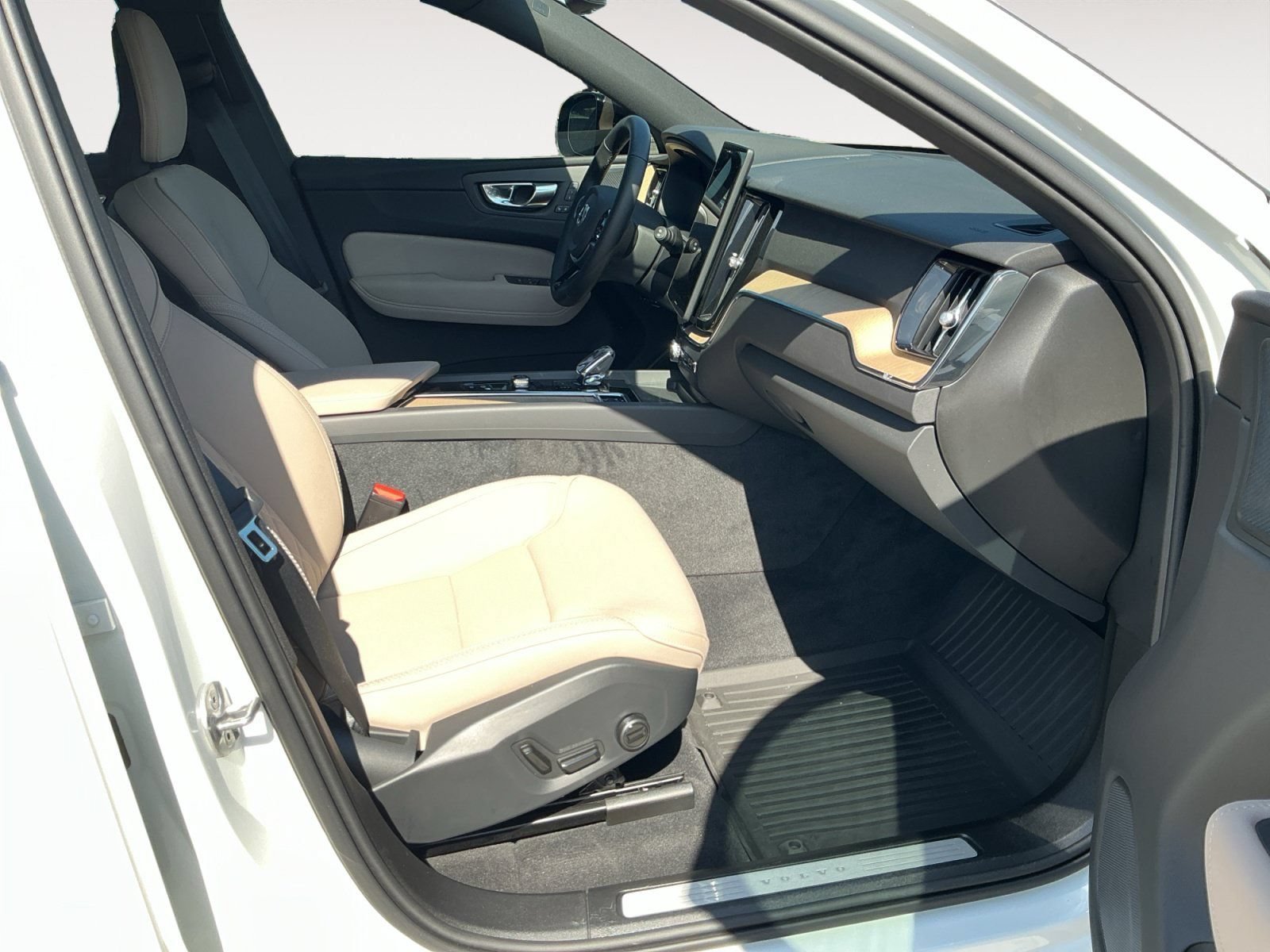 New 2026 Volvo XC60 B5 Plus w/ Protection Package Premier AWD/4WD image 15