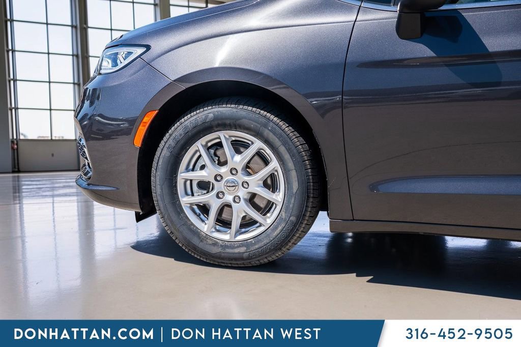 Used 2023 Chrysler Pacifica Touring-L FWD image 29