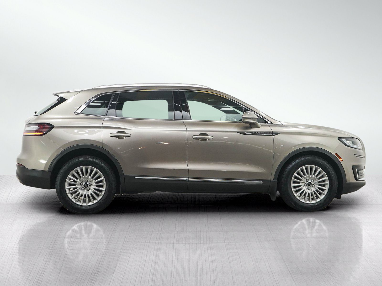 Used 2020 Lincoln Nautilus Premier AWD/4WD image 8