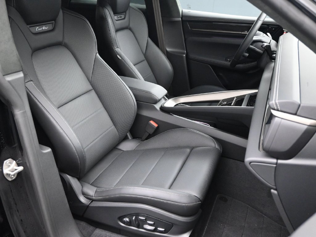Certified 2025 Porsche Macan Turbo Electric AWD/4WD image 12
