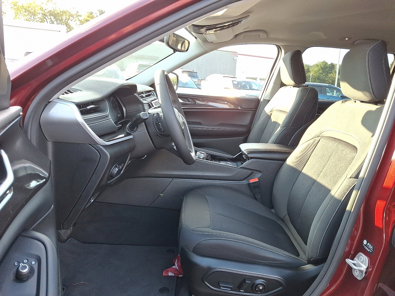 Used 2023 Jeep Grand Cherokee Laredo image 13