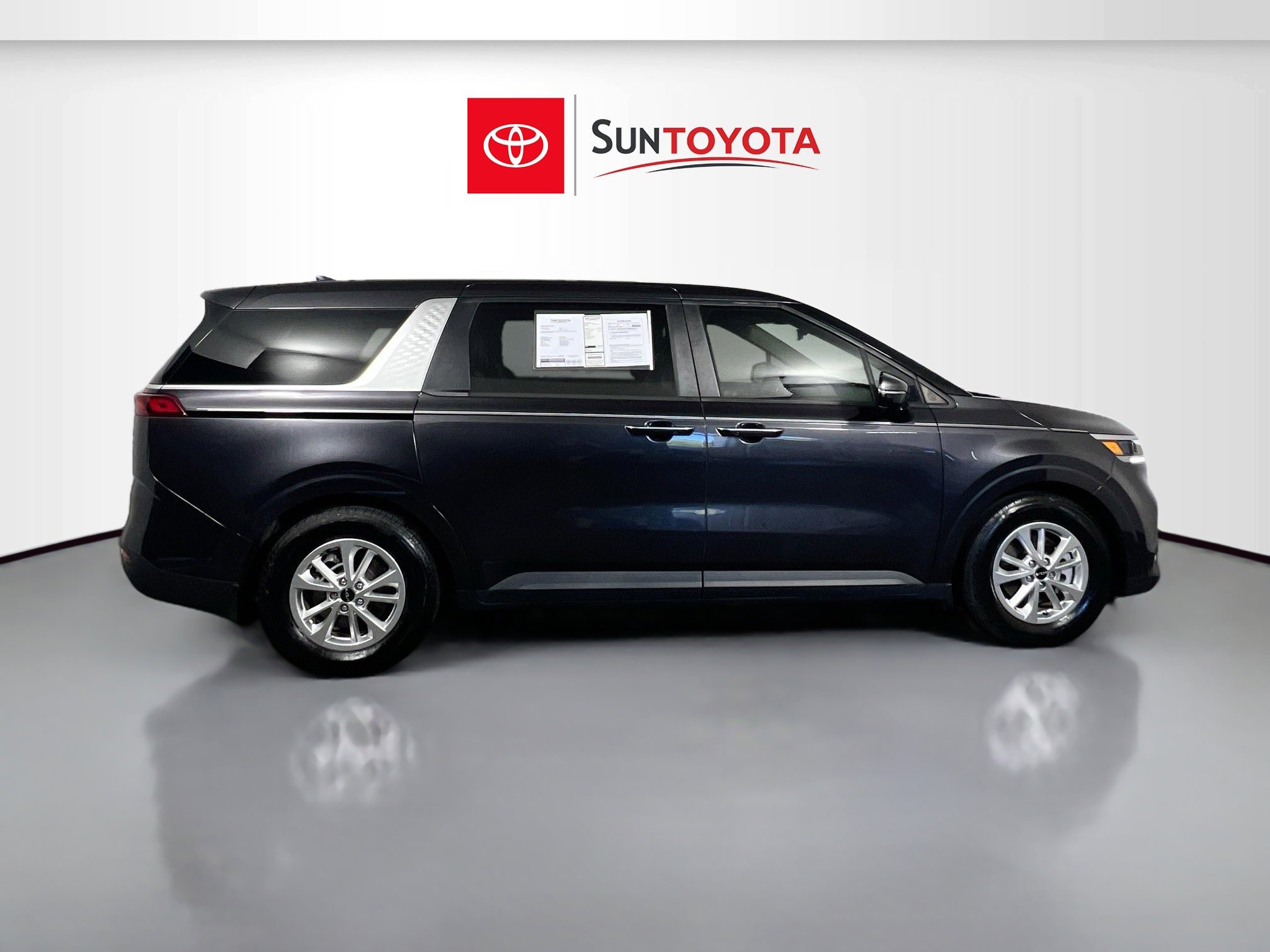 Used 2023 Kia Carnival LX image 2