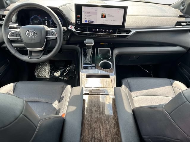 Used 2025 Toyota Sienna Platinum AWD/4WD image 15